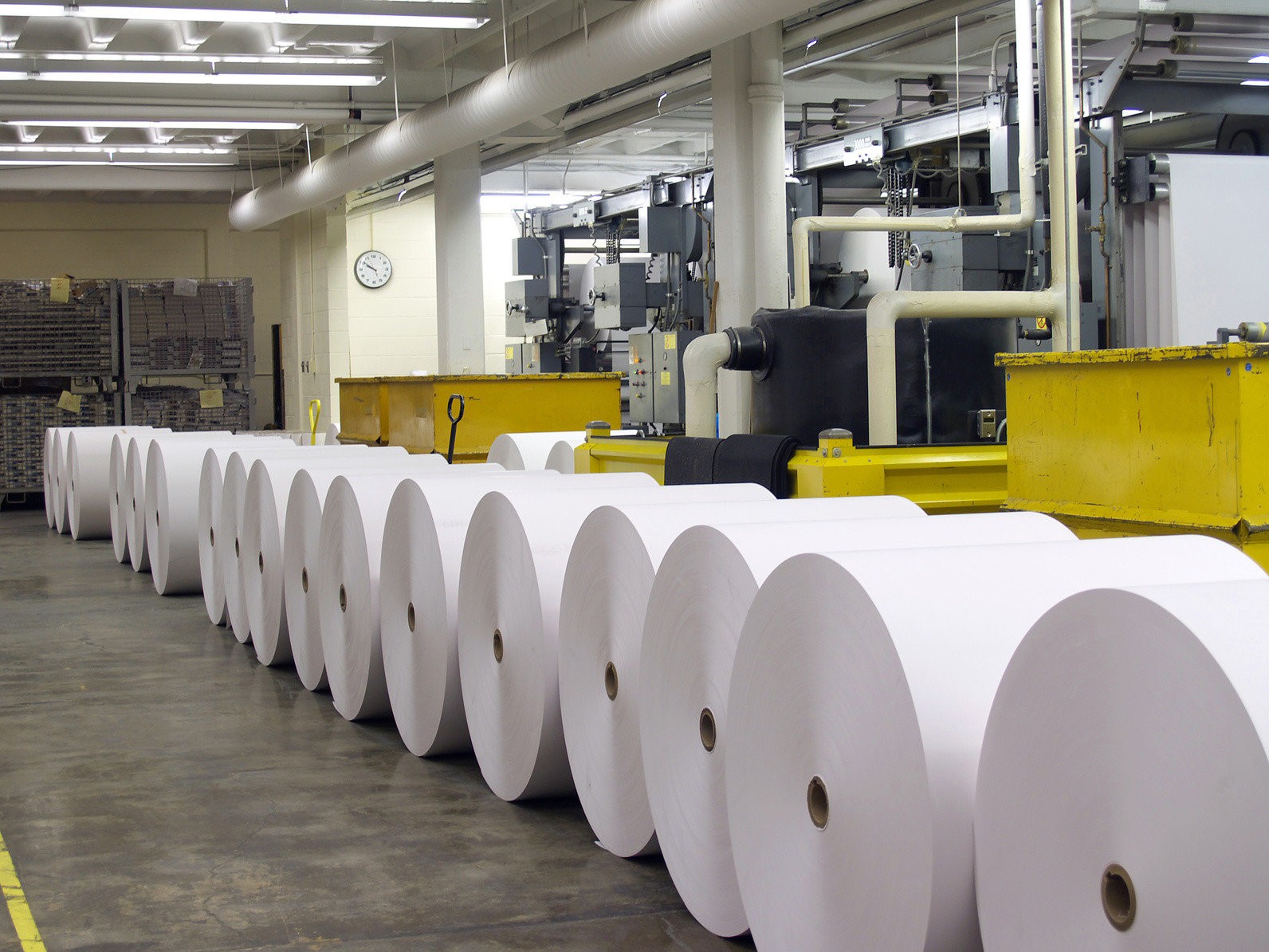 Заводу бумага производители. Целлюлозно-бумажная промышленность. Бумага офсетная в рулонах. Рулоны бумаги на фабрике. Целлюлозная бумага в рулонах.