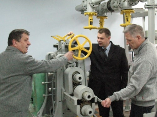 Викладачі кафедри налагоджують промисловий каландр