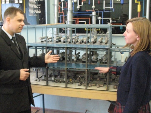 Кандидат технічних наук В.В. Анісімов і аспірант В.А. Басирова в лабораторії колонної техніки