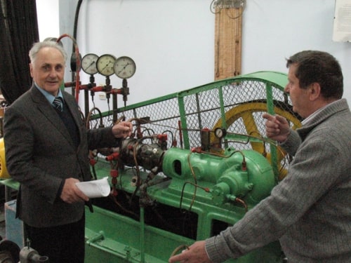 Професор кафедри Б.В.&nbsp;Виноградов та доцент В.А.&nbsp;Черніченко готують компресор до проведення лабораторної роботи