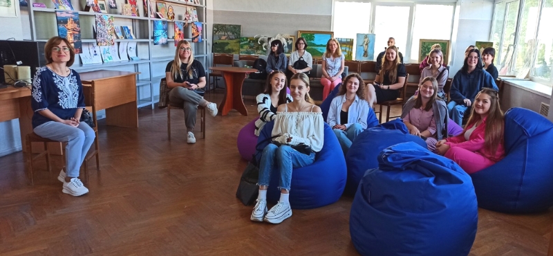 Першокурсники на виставці Лідії Лебідь “Фотоподорож”_1