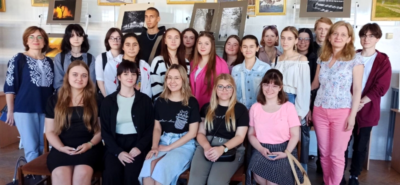 Першокурсники на виставці Лідії Лебідь “Фотоподорож”_2