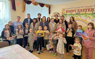 Студенти та дирекція ННІ УДХТУ подарували дітям трохи великоднього тепла